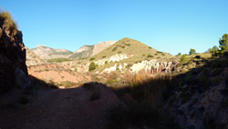 Grupo Mineralógico de Alicante. Explotaciones de arcilla. Inmediaciones Bancal Fondó, Barranc Font del lobo.Tibi , Alicante