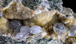 Grupo Mineralógico de Alicante.  Analcima Calcita sobre Prehnita, Explotación de Ofitas. Sierra de Olta. Calpe. Alicante Alicante