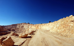 Grupo Mineralógico de Alicante. Explotación de Áridos. Enguera. Comarca Canal de Navarres. Valencia   