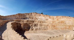 Grupo Mineralógico de Alicante.   Gravera del Barraquero, Hoya Redonda, Enguera . Comarca Canal de Navarrés, València  