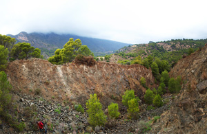 Grupo Mineralógico de Alicante. Explotacion de Ofitas. Sierra de Olta. Calpe.. Alicante