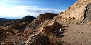 Grupo Mineralógico de Alicante. Cantera de Áridos de Holcin, Busot. Alicante
