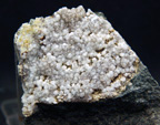 Grupo Mineralógico de Alicante. Analcimas. Cantera  Barranco de la Mola. Sierra de Olta, Calpe. Alicante