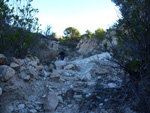 Grupo Mineralógico de Alicante.  Afloramiento de marcasitas, Rambla en finca La Canyaeta Blanca, Agost, Alicante 