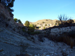 Grupo Mineralógico de Alicante.  Afloramiento de marcasitas, Rambla en finca La Canyaeta Blanca, Agost, Alicante 