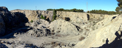 Grupo Mineralógico de Alicante. Explotaciones de Yeso El Cabezo. Cantera de los García . Villena. Alicante    