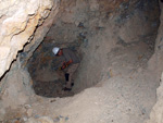 Grupo Mineralógico de Alicante.  Ópalo con Dendritas.Mina Amorosa. Villahermosa del Rio. Castellón 