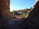 Grupo Mineralógico de Alicante.  Afloramiento de marcasitas, Rambla en finca La Canyaeta Blanca, Agost, Alicante 