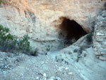 Grupo Mineralógico de Alicante.  Afloramiento de marcasitas, Rambla en finca La Canyaeta Blanca, Agost, Alicante 