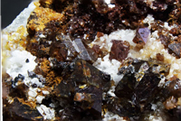 Espinela y clinohumita- Cantera Del Barrio. Sierra de Mijas, Mijas, Málaga, Andalucía, España