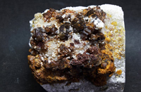 Espinela y clinohumita. Cantera Del Barrio. Sierra de Mijas, Mijas, Málaga, Andalucía, España