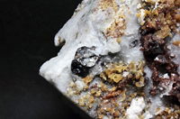 Espinela, clinohumita, forsterita y esfalerita. Cantera Del Barrio. Sierra de Mijas, Mijas, Málaga, Andalucía, España