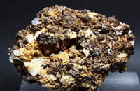 Espinela, clinohumita, forsterita y esfalerita. Cantera Del Barrio. Sierra de Mijas, Mijas, Málaga, Andalucía, España