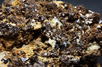 Espinela, clinohumita, forsterita y esfalerita. Cantera Del Barrio. Sierra de Mijas, Mijas, Málaga, Andalucía, España